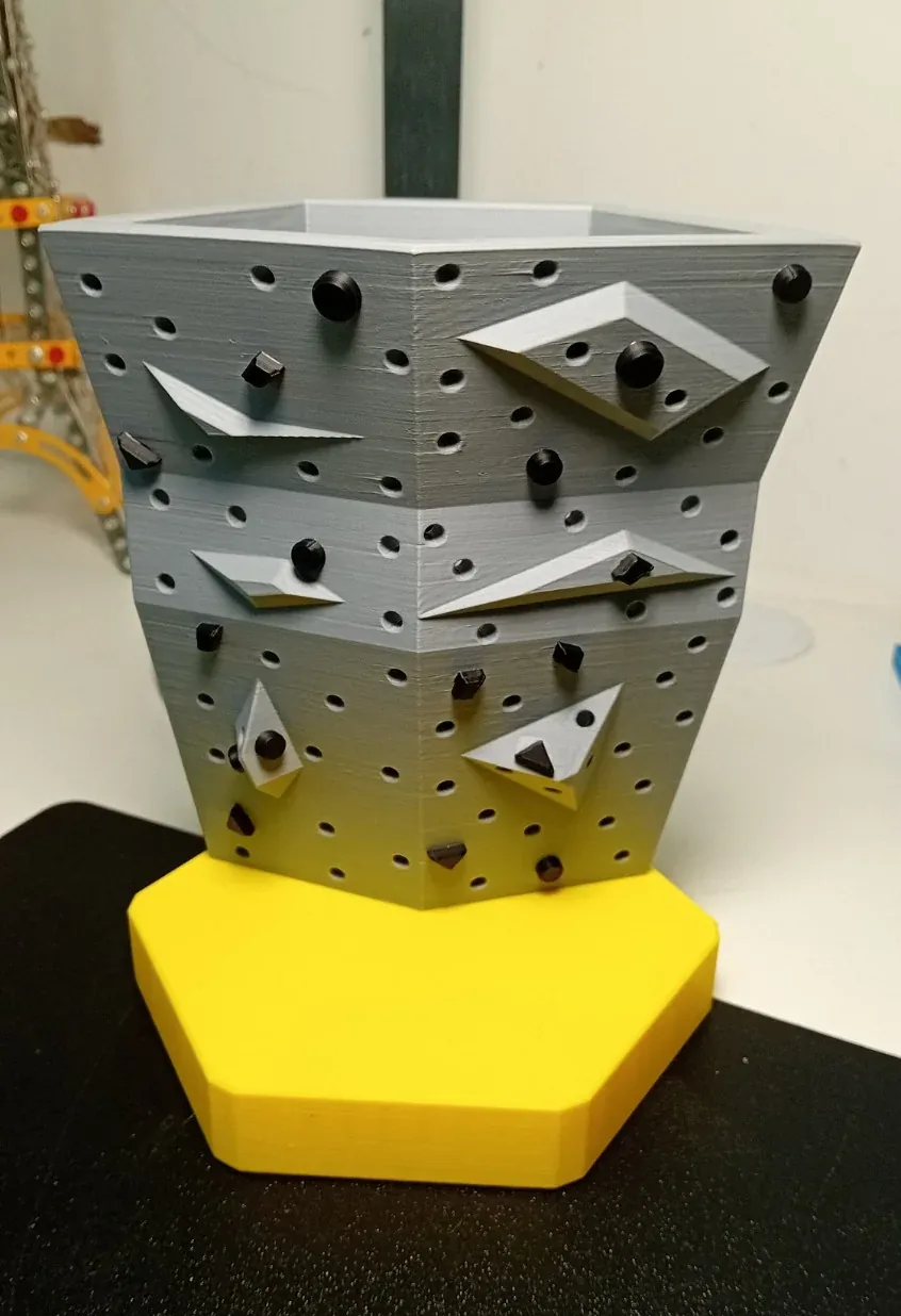 Sivo-žuti 3D ispisani model mini penjačke stijene s crnim hvatištima