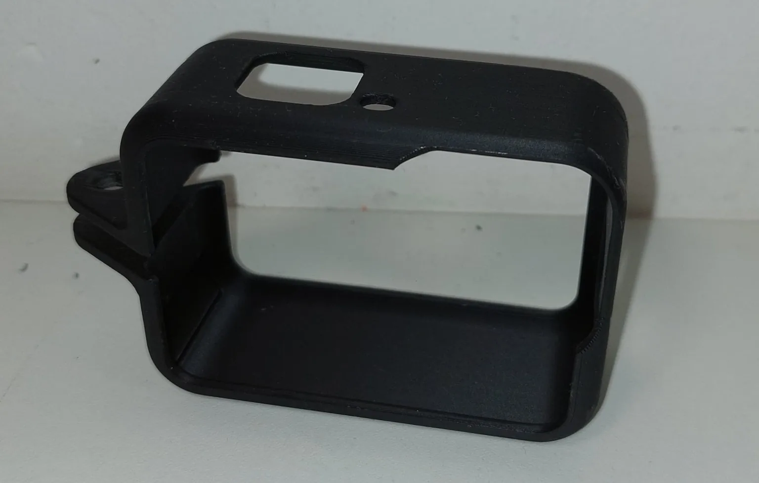 Crno 3D ispisano kućište s otvorima za uređaj