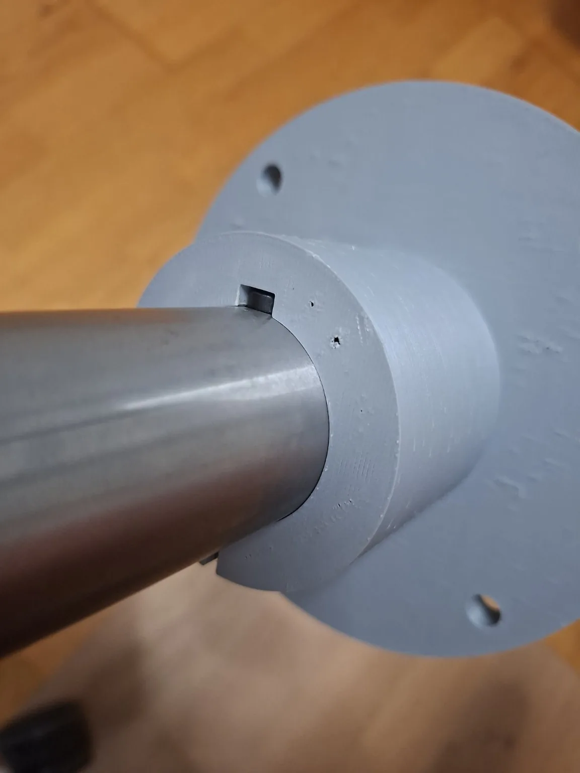 Sivi prilagođeni adapter na metalnoj cijevi