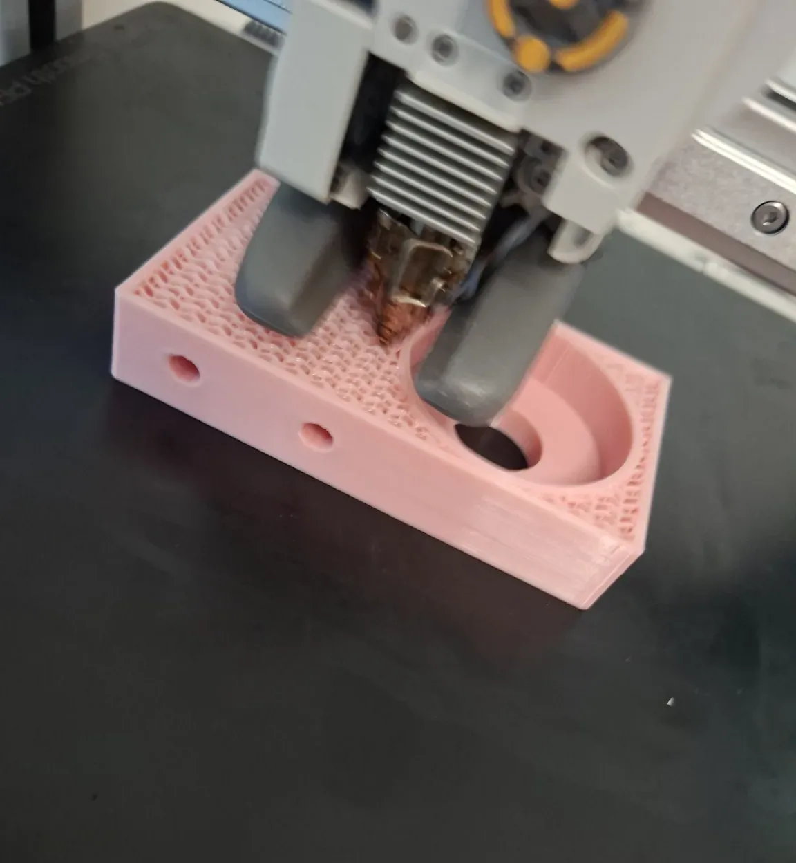Ružičasti prototip nosača tijekom 3D ispisa