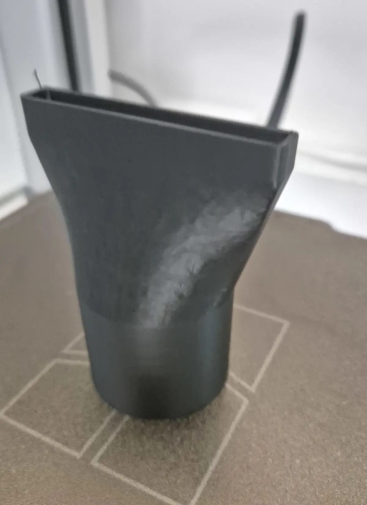 Crni 3D ispisani nastavak projektiran za profesionalno sušilo u salonu za uređivanje pasa