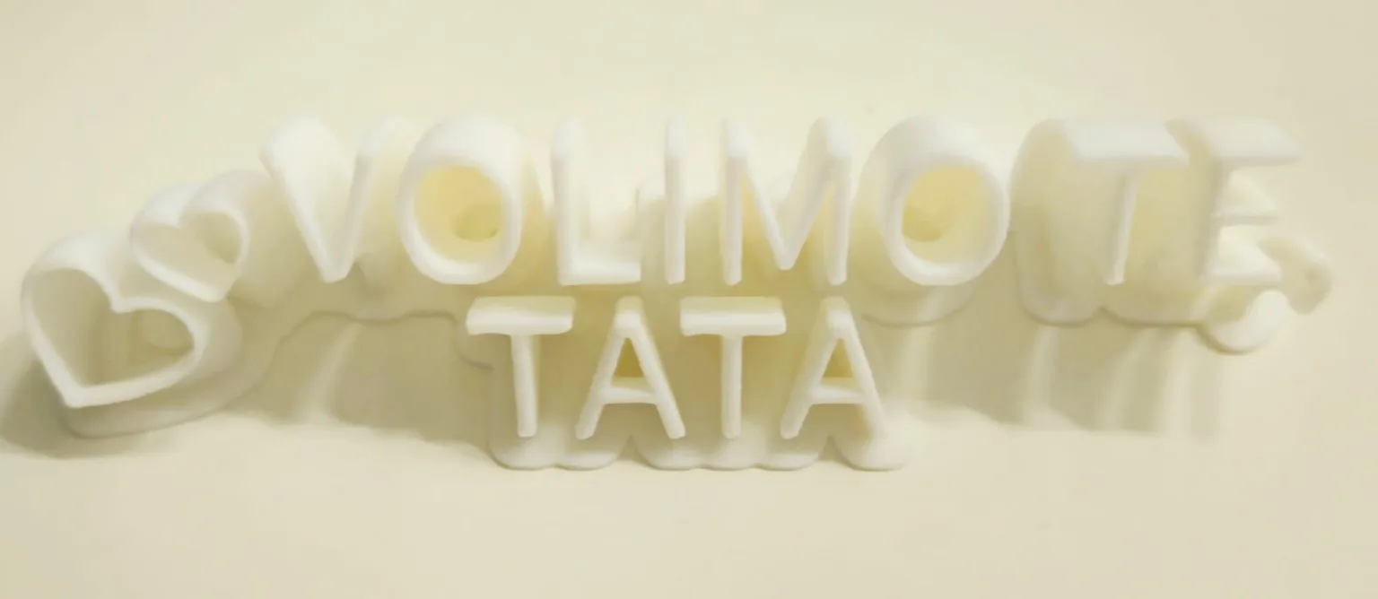 Bijeli 3D ispisani natpis Volim te tata
