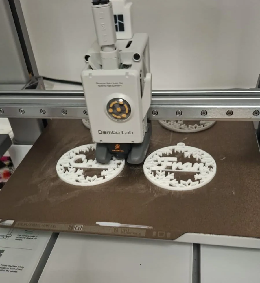 Personalizirani 3D ispisani ukrasi s imenima tijekom izrade